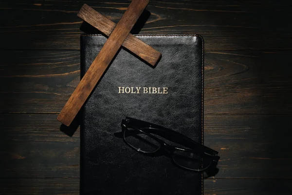 Bíblia Sagrada Cruz Óculos Sobre Fundo Madeira — Fotografia de Stock