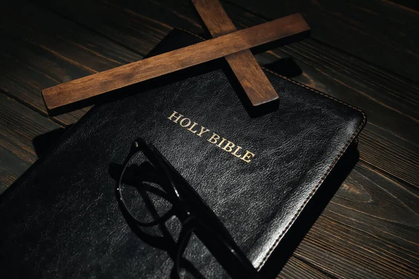 Holy Bible Cross Eyeglasses Wooden Background Closeup — Stock Photo, Image