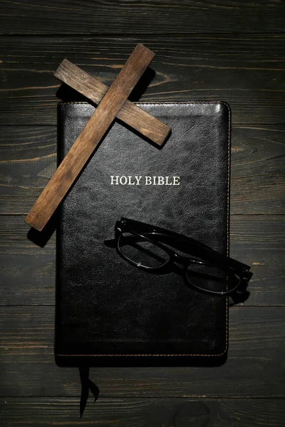 Kutsal Ncil Haç Gözlük Tahta Arka Planda — Stok fotoğraf