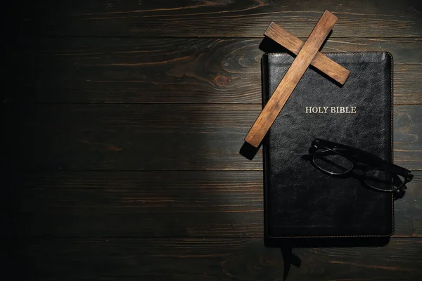 Biblia Święta Krzyż Okulary Drewnianym Tle — Zdjęcie stockowe