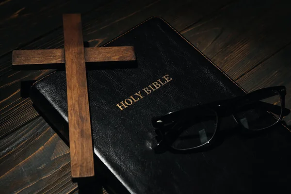 神圣的圣经 木制背景的十字架和眼镜 — 图库照片