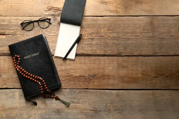 Bijbel Gebedskralen Schrift Pen Bril Houten Ondergrond — Stockfoto