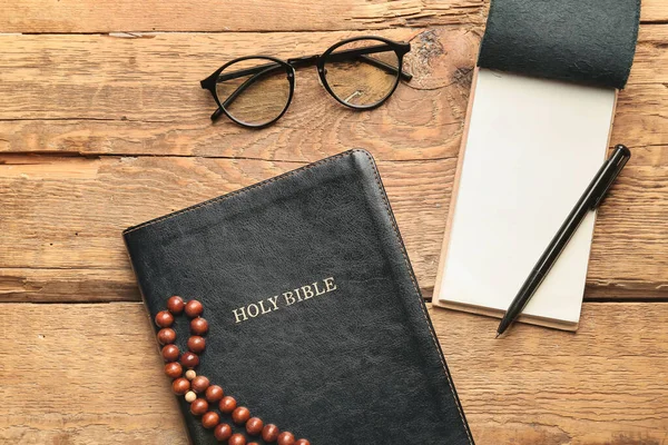 Sacra Bibbia Perline Preghiera Quaderno Penna Occhiali Sfondo Legno — Foto Stock