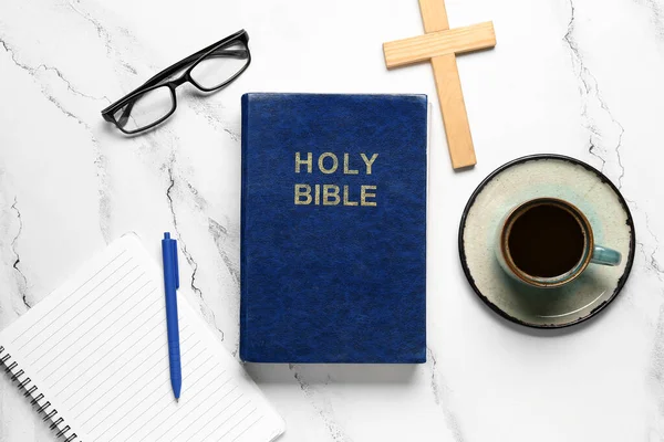 Szent Biblia Kereszt Notebook Csésze Kávé Szemüveg Fehér Márvány Háttér — Stock Fotó