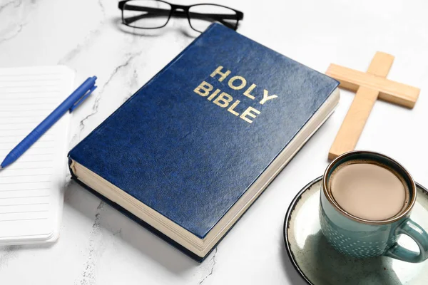 神圣的圣经和一杯白色大理石背景的咖啡 — 图库照片