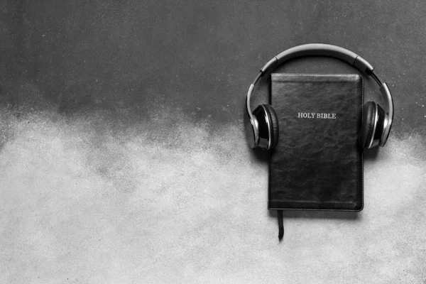 Santa Biblia Con Auriculares Sobre Fondo Grunge — Foto de Stock
