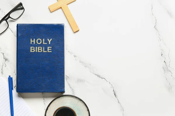 Bíblia Sagrada Sobre Fundo Mármore Branco — Fotografia de Stock