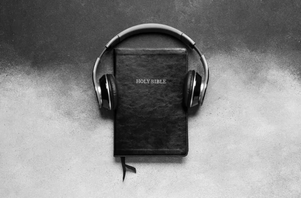Heilige Bibel Mit Kopfhörern Auf Grunge Hintergrund — Stockfoto