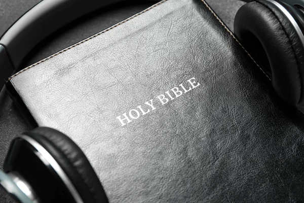 Santa Biblia Con Auriculares Sobre Fondo Oscuro Primer Plano — Foto de Stock