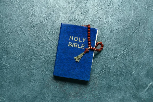 Bíblia Sagrada Com Contas Oração Fundo Escuro — Fotografia de Stock