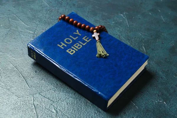Bibeln Med Bönepärlor Mörk Bakgrund — Stockfoto