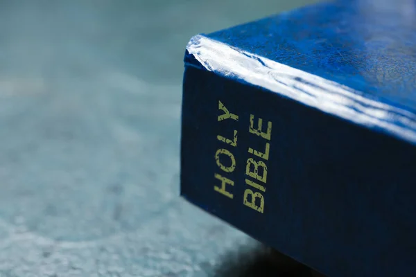 Święta Biblia Ciemnym Tle Zbliżenie — Zdjęcie stockowe