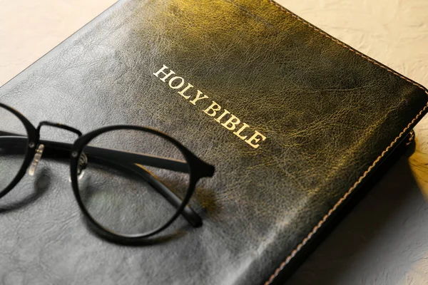 Santa Biblia Con Anteojos Sobre Fondo Gris Primer Plano —  Fotos de Stock