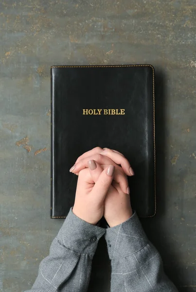 Woman Holy Bible Grunge Background — Stock Photo, Image