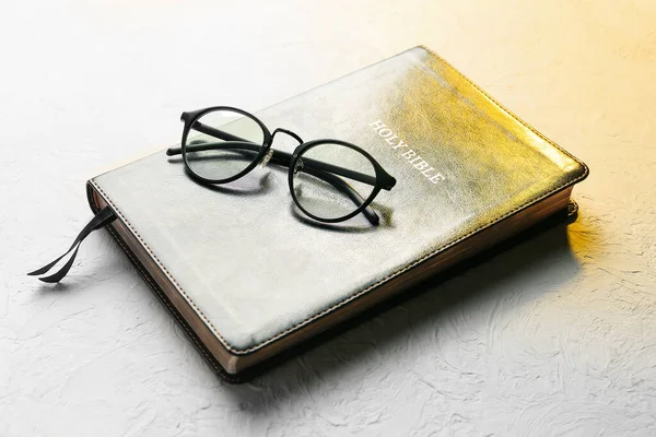 具有灰色背景的眼镜的圣经 — 图库照片