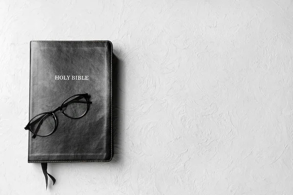 具有灰色背景的眼镜的圣经 — 图库照片