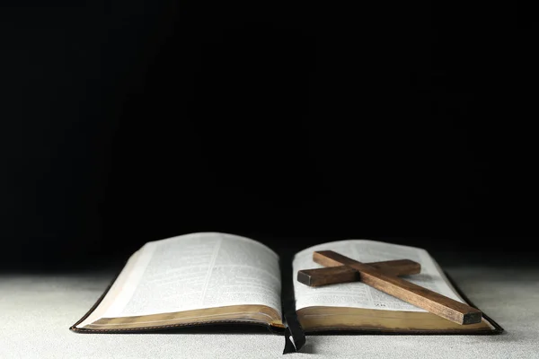 Sacra Bibbia Con Croce Legno Sfondo Scuro — Foto Stock