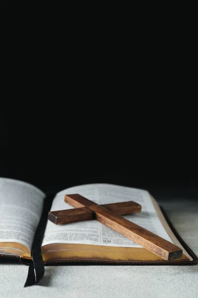 Свята Біблія Дерев Яним Хрестом Темному Тлі — стокове фото
