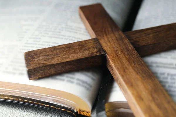 Holy Bible Wooden Cross Table Closeup — Stock Photo, Image
