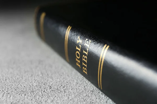 Heliga Bibeln Grå Bakgrund Närbild — Stockfoto