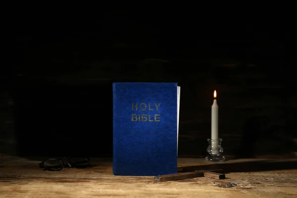 Święta Biblia Drewnianym Krzyżem Ciemnym Tle — Zdjęcie stockowe