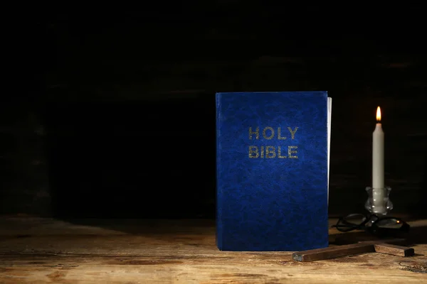 Szent Biblia Kereszt Sötét Háttér — Stock Fotó