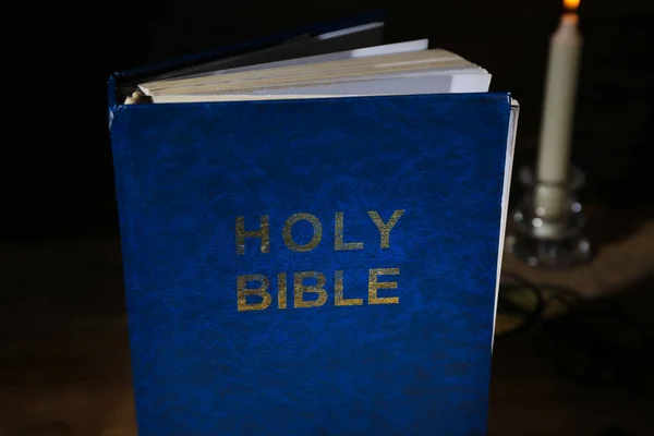 Heliga Bibeln Mörk Bakgrund Närbild Bakgrund — Stockfoto