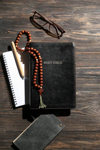 Santa Biblia Cuadernos Cuentas Oración Anteojos Pluma Sobre Fondo Madera —  Fotos de Stock