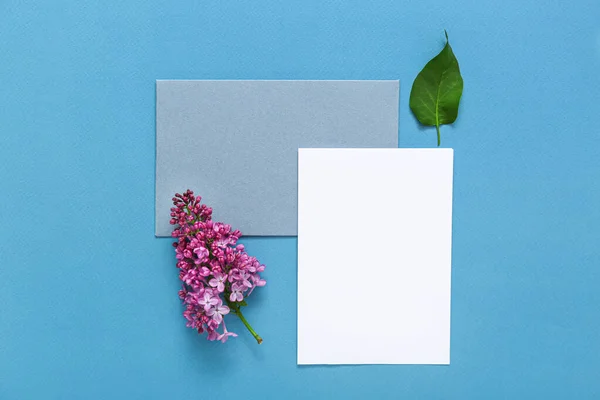 Cartões Branco Com Flores Lilás Fundo Azul — Fotografia de Stock