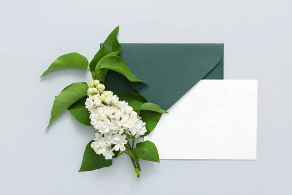 Envelope Com Cartão Branco Belo Lilás Fundo Cinza — Fotografia de Stock