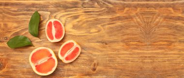 Ahşap zemin üzerinde olgun kesim greyfurt metin için yer ile