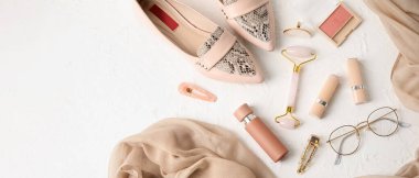 Beyaz arkaplanda metin için alanı olan kadın aksesuarları kümesi