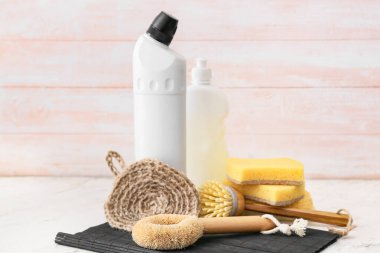 Işık masasında doğal temizlik malzemeleri var.