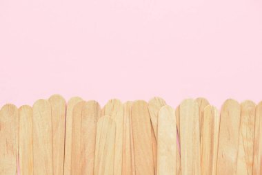 Pembe arka planda dondurma çubukları