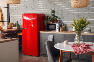 Modern mutfağın içinde şık bir buzdolabı.