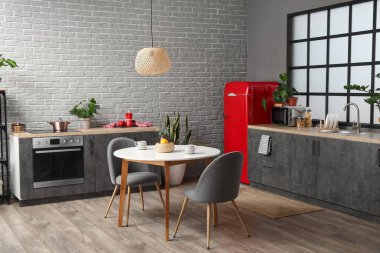 Modern mutfağın içinde şık bir buzdolabı.