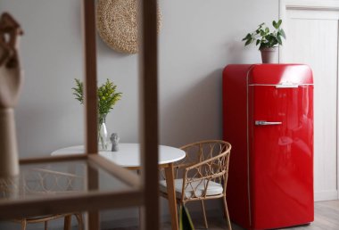 Modern mutfağın içinde şık bir buzdolabı.