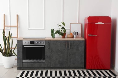 Modern mutfağın içinde şık bir buzdolabı.