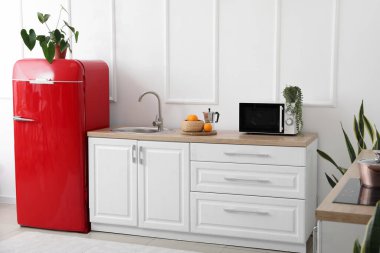 Modern mutfağın içinde şık bir buzdolabı.