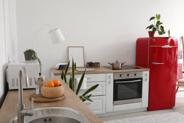 Modern mutfağın içinde şık bir buzdolabı.