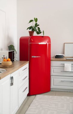 Modern mutfağın içinde şık bir buzdolabı.