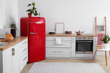 Modern mutfağın içinde şık bir buzdolabı.