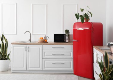 Modern mutfağın içinde şık bir buzdolabı.