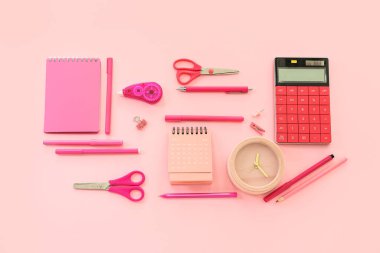 Kağıt takvime alarm saati ve pembe arkaplan kırtasiyesi ekle