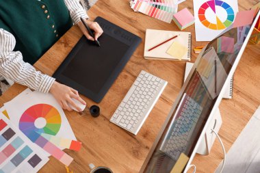 Ofiste tabletle çalışan kadın grafik tasarımcısı, üst görünüm