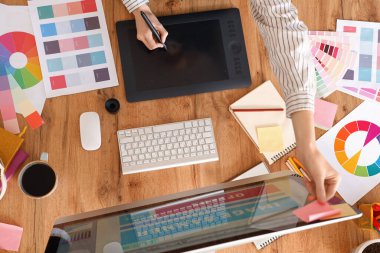 Ofiste tabletle çalışan kadın grafik tasarımcısı, üst görünüm