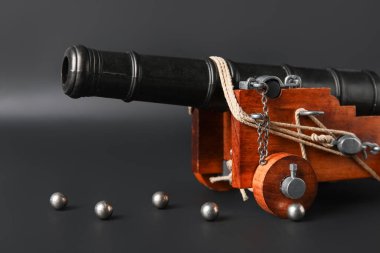 Siyah arkaplanda top modeli, yakın plan