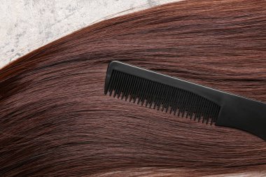 Kahverengi saçlı, grunge arkaplanda fırça, yakın plan