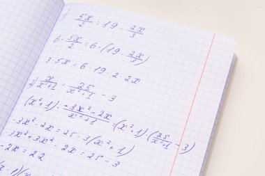 Matematik formüllü metin beyaz arkaplanda izole