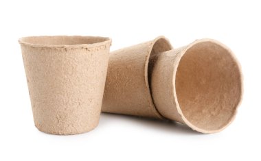 Beyaz arka planda bahçıvanlık için turba saksıları